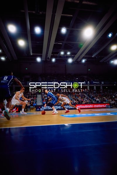 Ein Basketballspieler versucht, an seinem Gegenspieler vorbeizudribbeln.