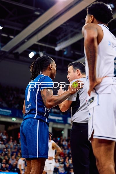 Diskussion mit dem Schiedsrichter