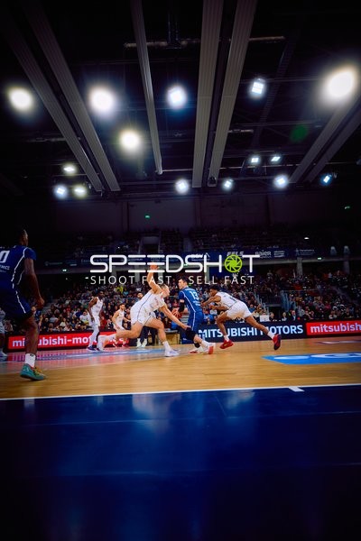 Kampf um den Ball beim Dribbling