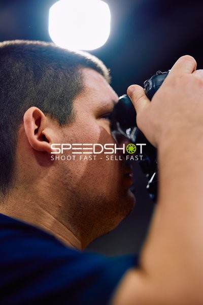 Ein Mann benutzt eine Kamera, um Fotos zu machen.