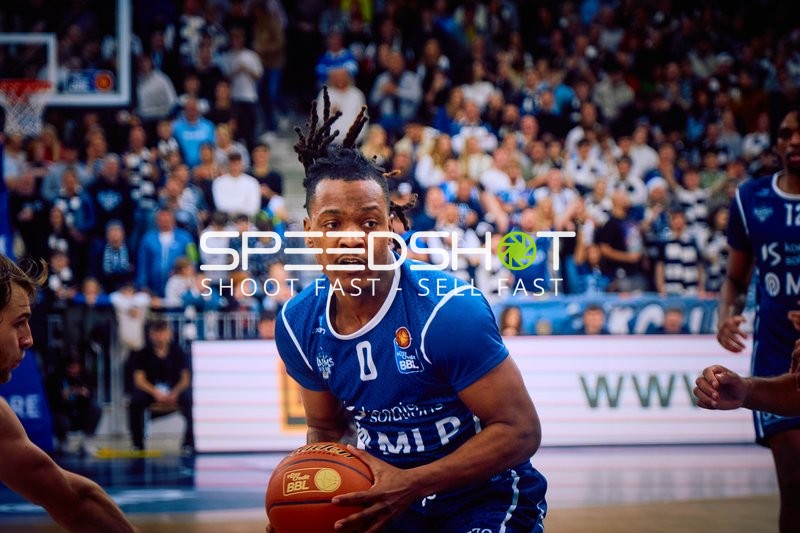 Ein Spieler von MLP Academics Heidelberg dribbelt den Ball.