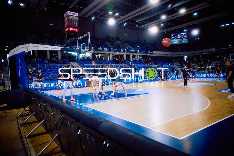 Aufwärmen der Spieler auf dem Basketballfeld