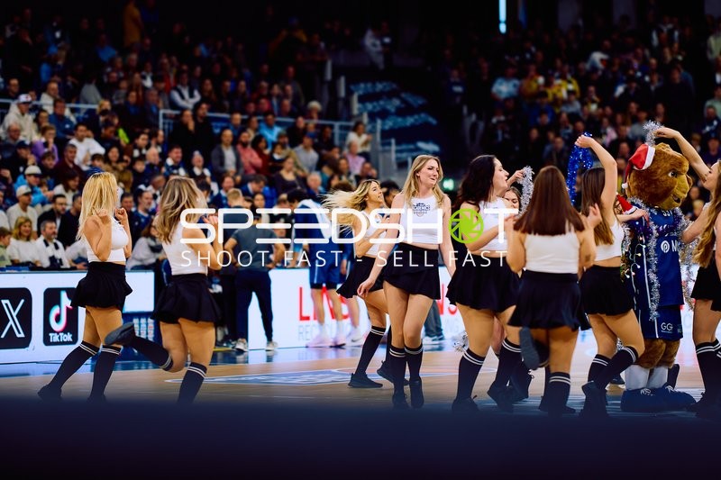 Cheerleader-Auftritt während eines Basketballspiels