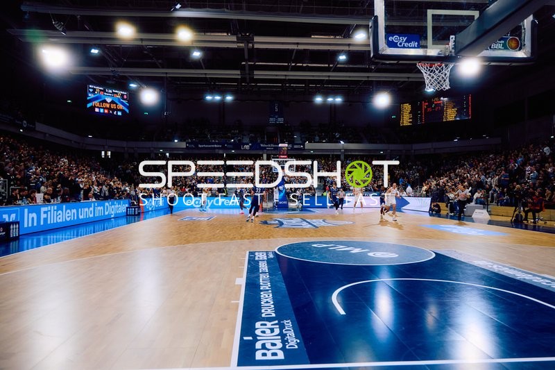 Spielszene auf dem Basketballfeld