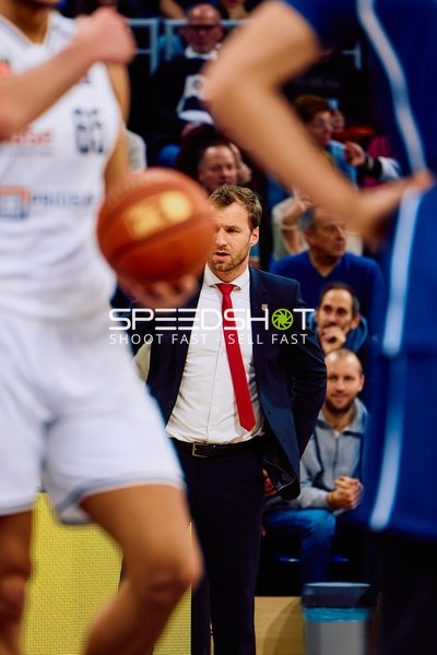 Coach beobachtet das Spiel