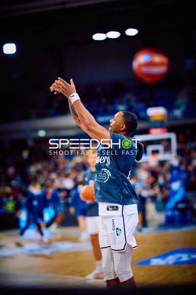 Ein Spieler von Brose Bamberg beim Wurf