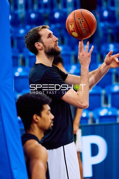 Ein Spieler bereitet sich mit einem Basketball vor.