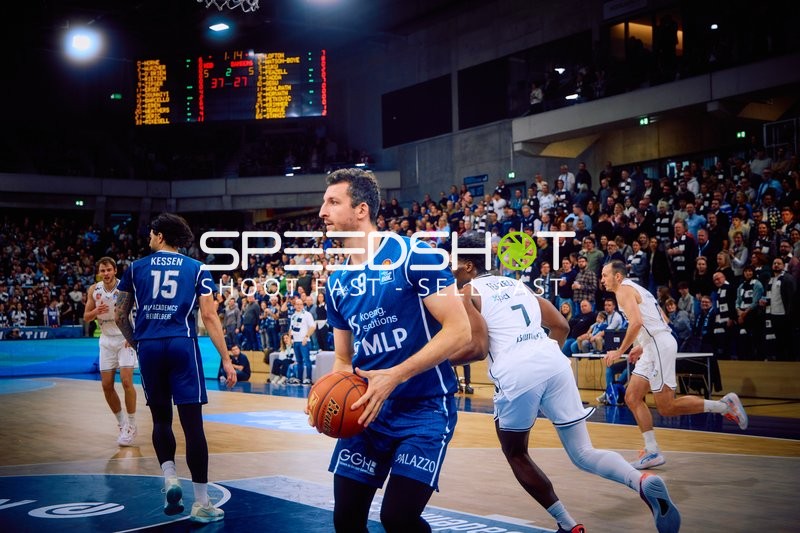 Ein Spieler der MLP Academics Heidelberg dribbelt den Ball in Richtung Spielfeld.