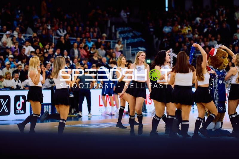 Cheerleader-Auftritt auf dem Spielfeld