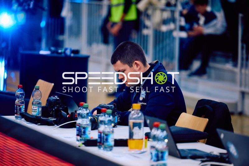 Ein Mitarbeiter sitzt am Tisch und arbeitet an elektronischen Geräten.