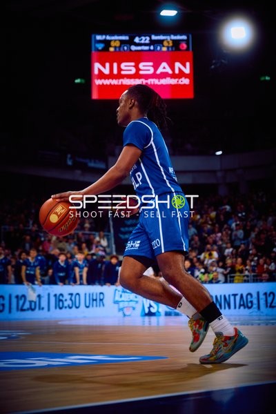 Spieler dribbelt den Ball