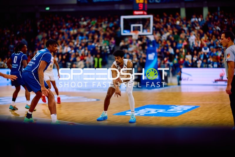 Ein Spieler von Brose Bamberg versucht, den Ball zu passen.