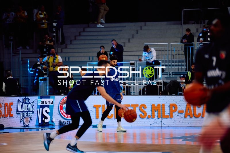 Aufwärmen der Spieler auf dem Spielfeld