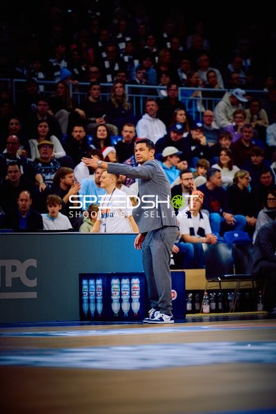 Ein Trainer gibt Anweisungen von der Seitenlinie.