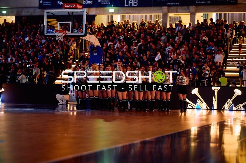 Tänzerinnen-Performance auf dem Spielfeld