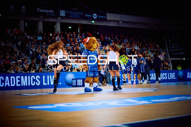 Halbzeitunterhaltung mit Maskottchen und Tänzerinnen