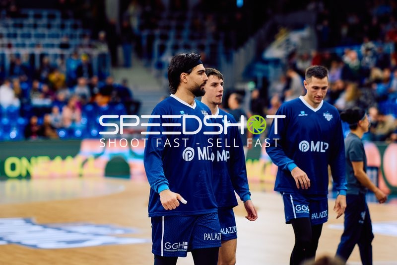 Spieler wärmen sich vor dem Spiel auf.