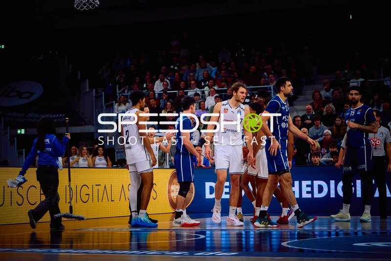 Spieler stehen auf dem Basketballfeld während eines Spiels.