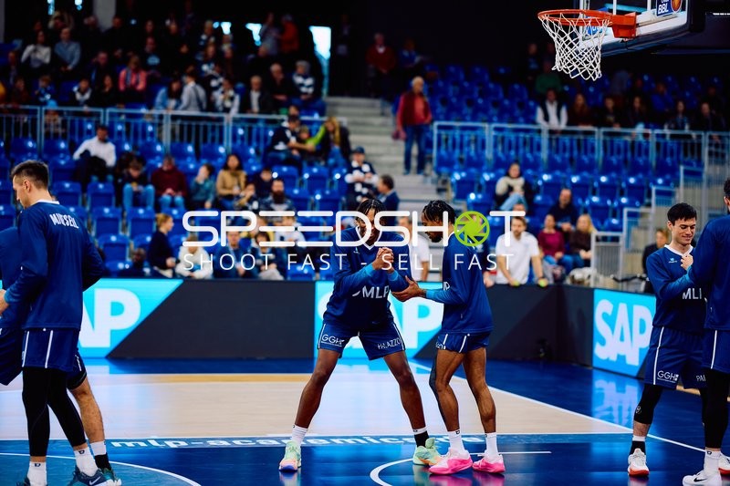 Spieler der MLP Academics Heidelberg beim Aufwärmen