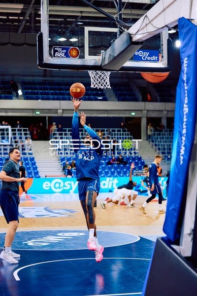 Ein Spieler von MLP Academics führt einen Layup im Training aus.
