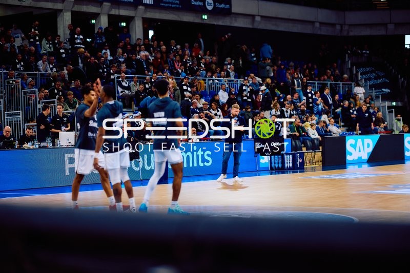 Spieler wärmen sich vor dem Spiel auf.