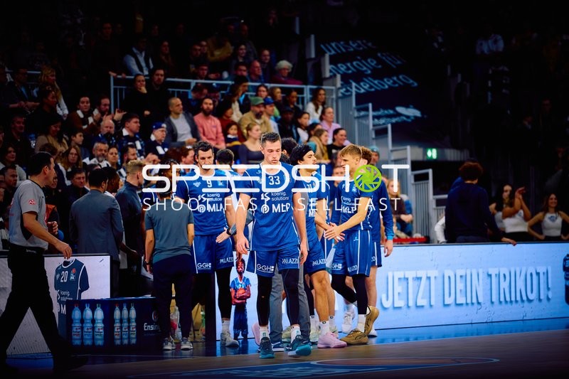 Spieler der MLP Academics Heidelberg gehen nach einem Spielereignis zurück zur Bank.