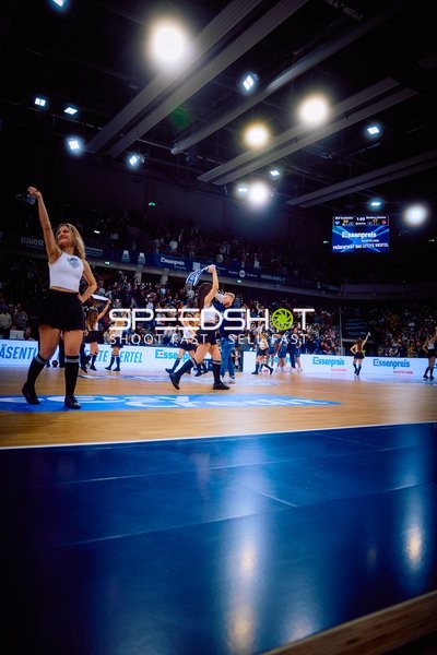 Cheerleader-Performance während eines Basketballspiels