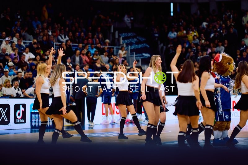 Cheerleader-Performance auf dem Spielfeld