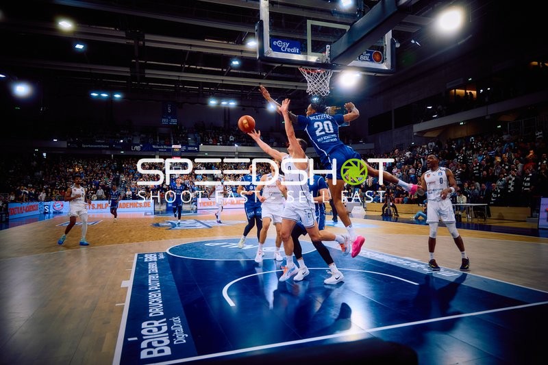 Ein Spieler von Brose Bamberg versucht, den Ball zu blocken, während ein Spieler von MLP Academics Heidelberg zum Korb zieht.
