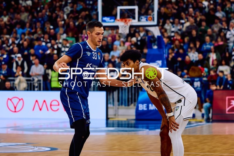 Spieler von MLP Academics Heidelberg und Brose Bamberg interagieren auf dem Spielfeld.