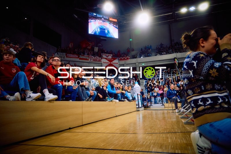 Zuschauer auf der Tribüne während des Spiels.