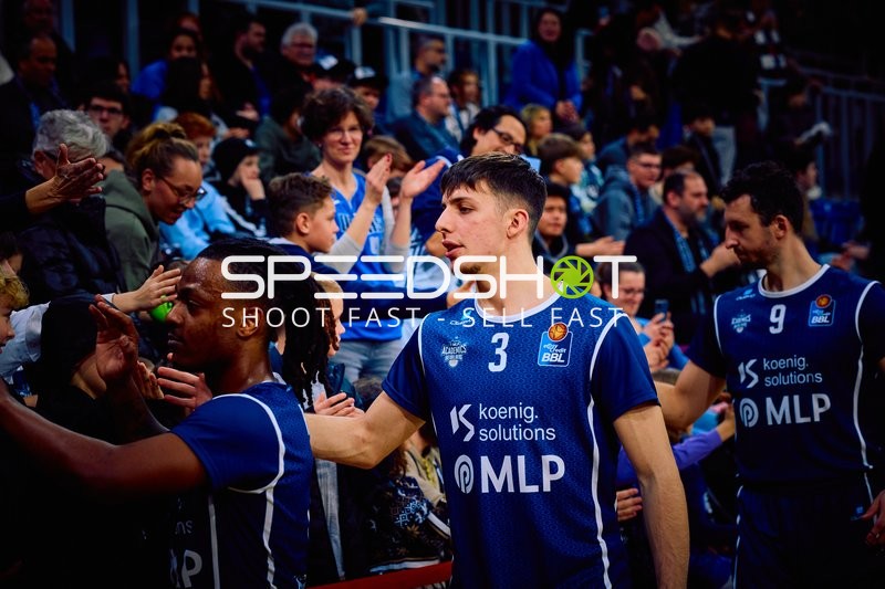 Spieler klatschen mit den Fans ab