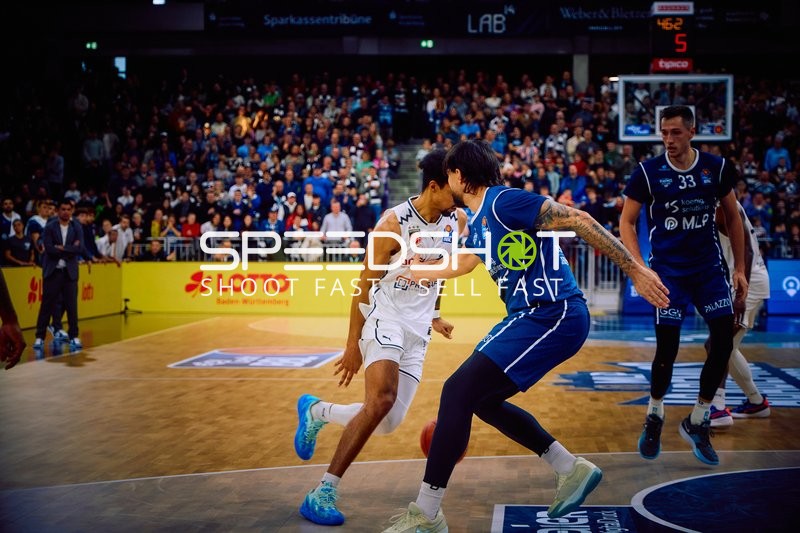 Basketballspieler im Zweikampf