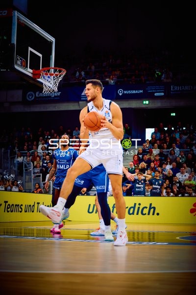 Ein Spieler der MLP Academics Heidelberg ist mit dem Ball in einer Offensivaktion vor dem Korb.