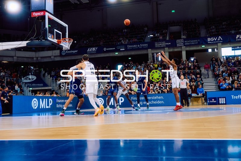 Ein Spieler von MLP Academics Heidelberg führt einen Freiwurf aus.