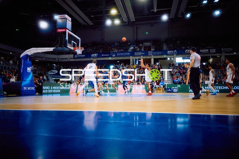 Spieler versucht einen Korbwurf