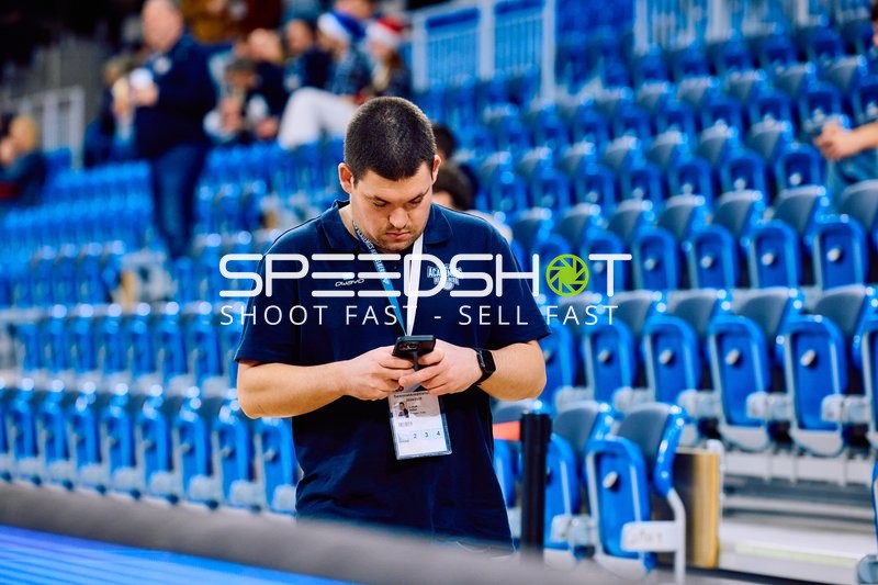 Person schaut auf ihr Handy