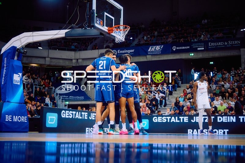 Spieler versammeln sich unter dem Korb