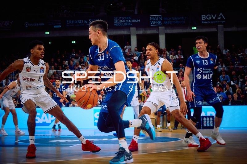 Ein Spieler der MLP Academics Heidelberg dribbelt den Ball.