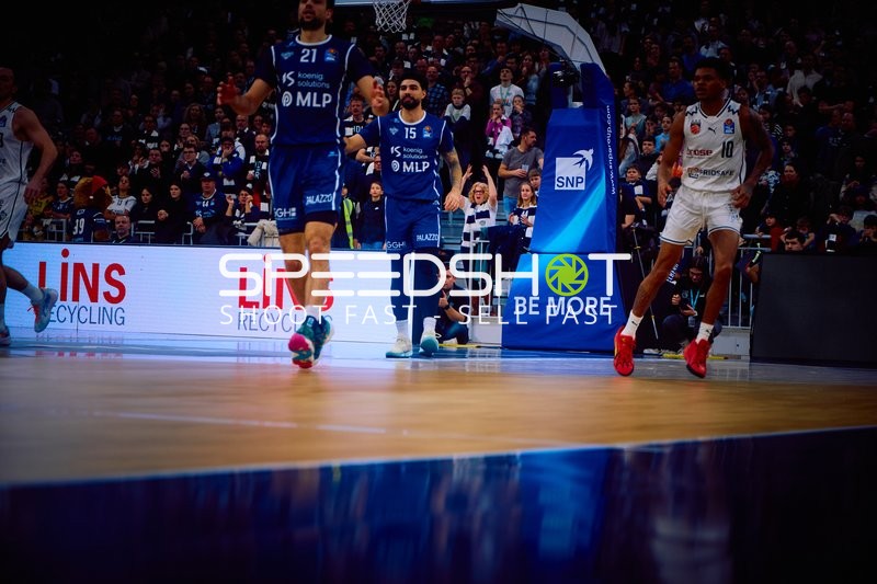 Ein Spielzug mit Spielern in Aktion, während sie über das Spielfeld laufen.