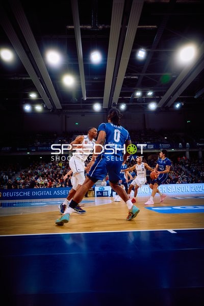 Spieler mit der Nummer 0 der MLP Academics Heidelberg dribbelt zum Korb.