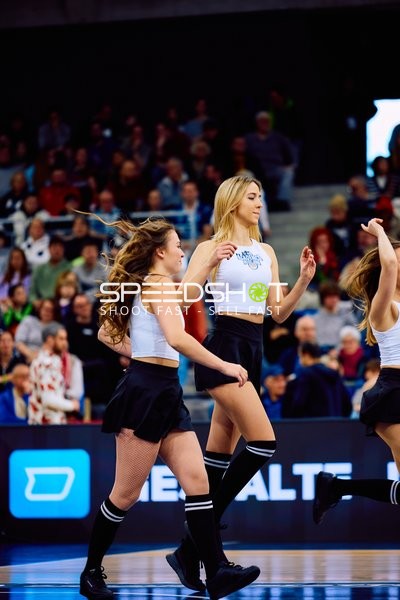 Cheerleader-Performance auf dem Spielfeld