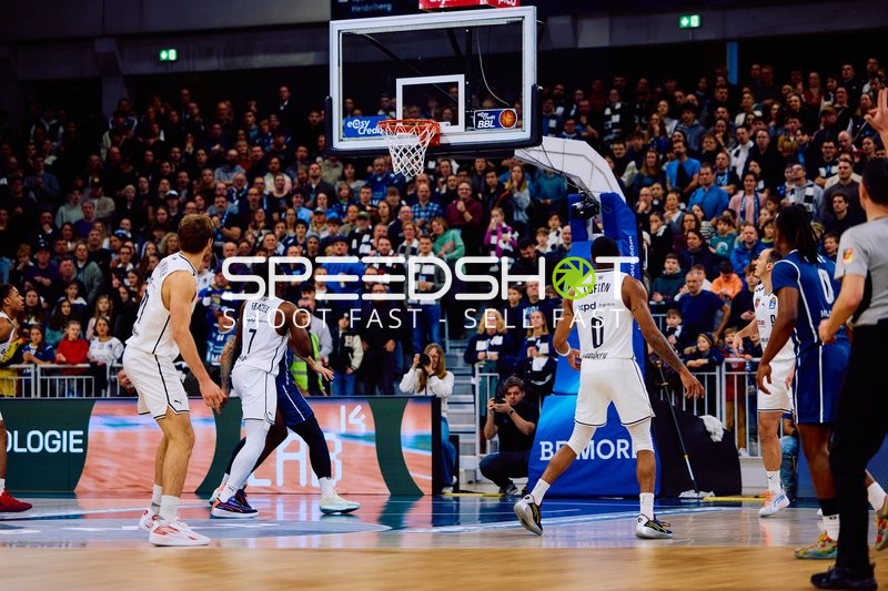 Wurfversuch nahe am Korb