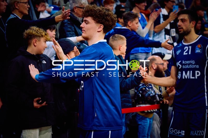 Spieler geben den Fans High-Fives