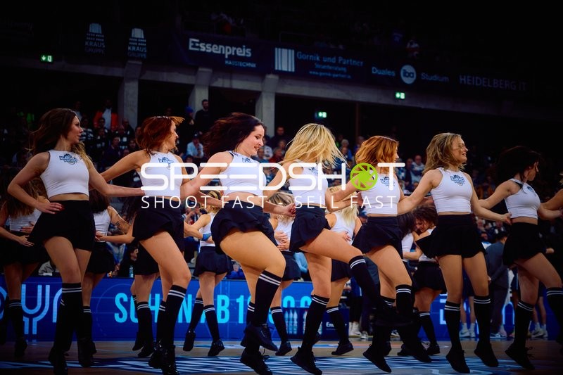 Cheerleader-Tanzaufführung während des Spiels