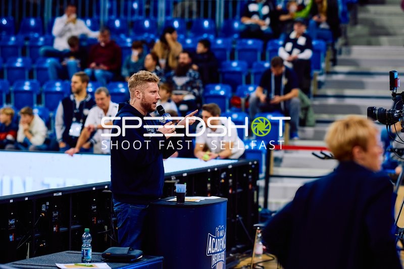 Ansage durch einen Moderator