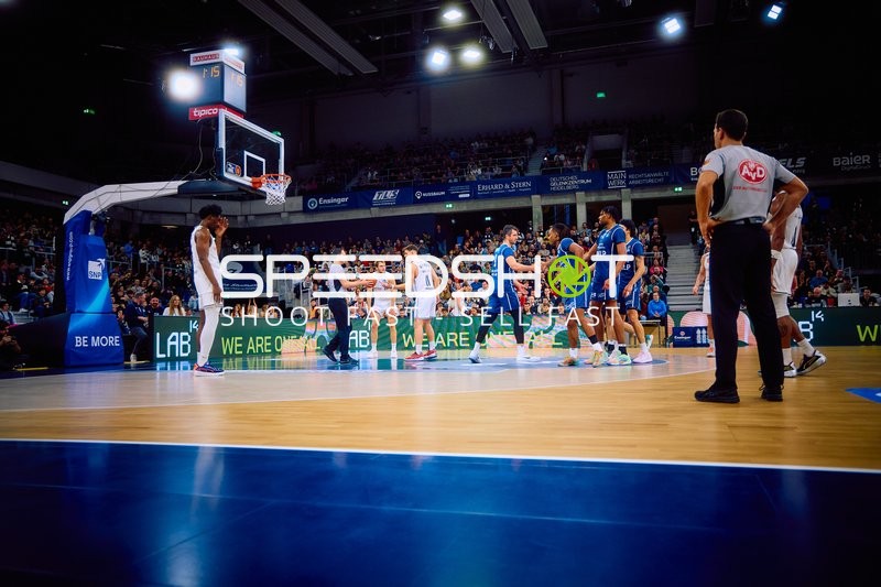 Spieler versammeln sich nach einem Korberfolg