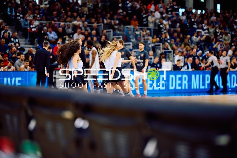 Cheerleader-Performance während eines Basketballspiels