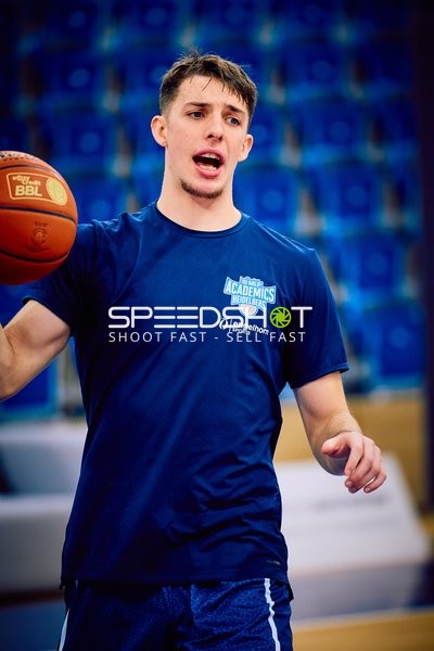 Andrew O’Brien hält einen Basketball während des Trainings.