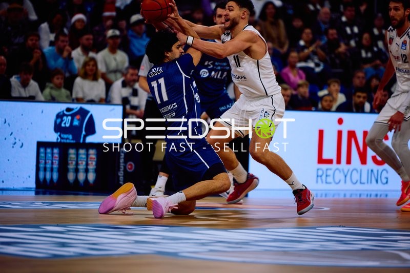 Ein Spieler von MLP Academics Heidelberg versucht, den Ball gegen einen Spieler von Brose Bamberg zu verteidigen.